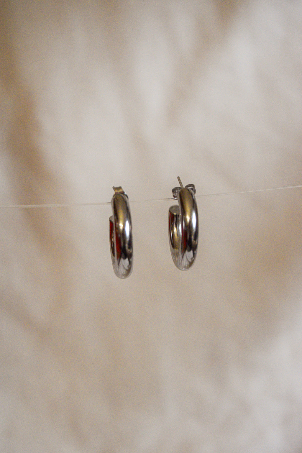 Brincos prateados argolas simples