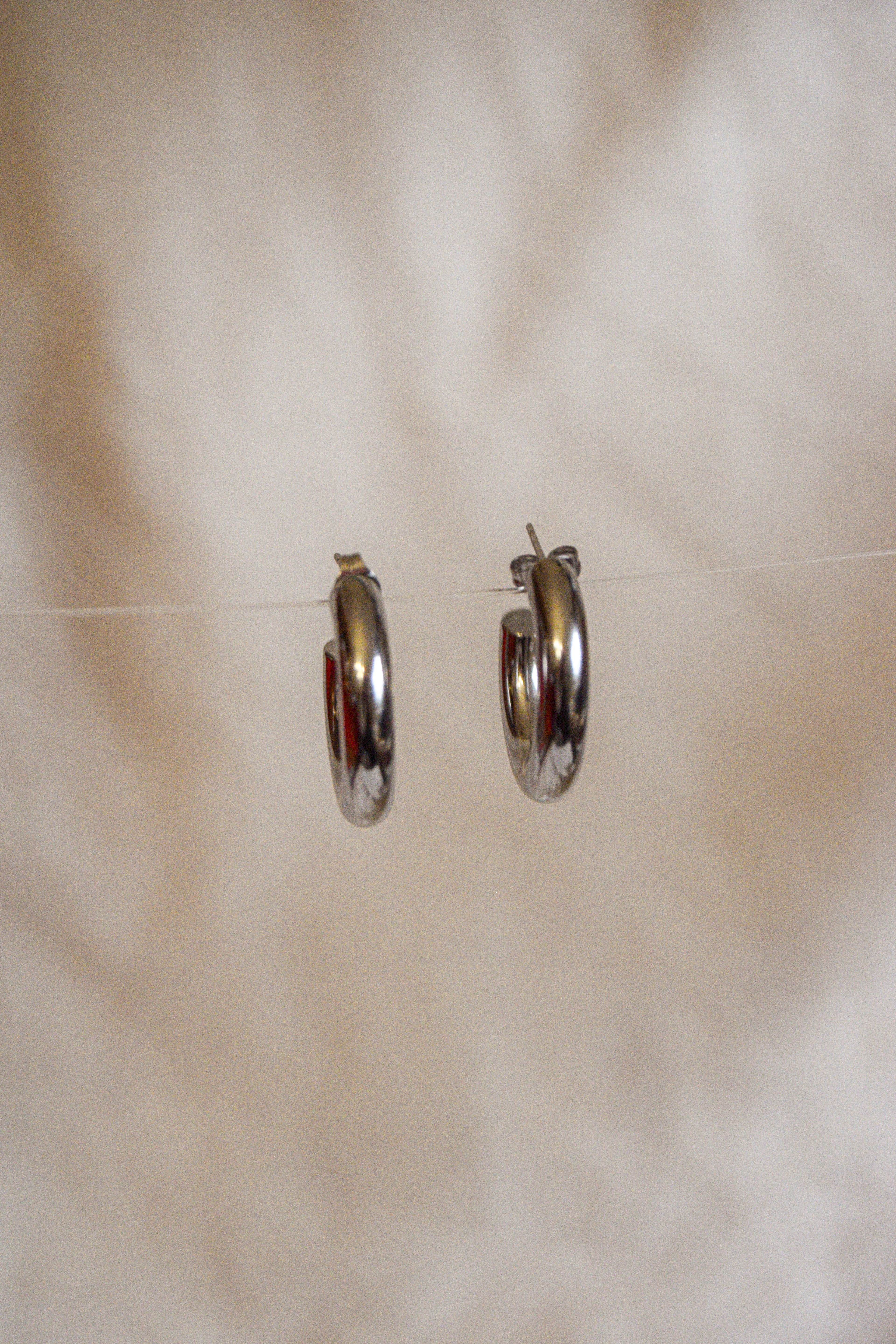 Brincos prateados argolas simples