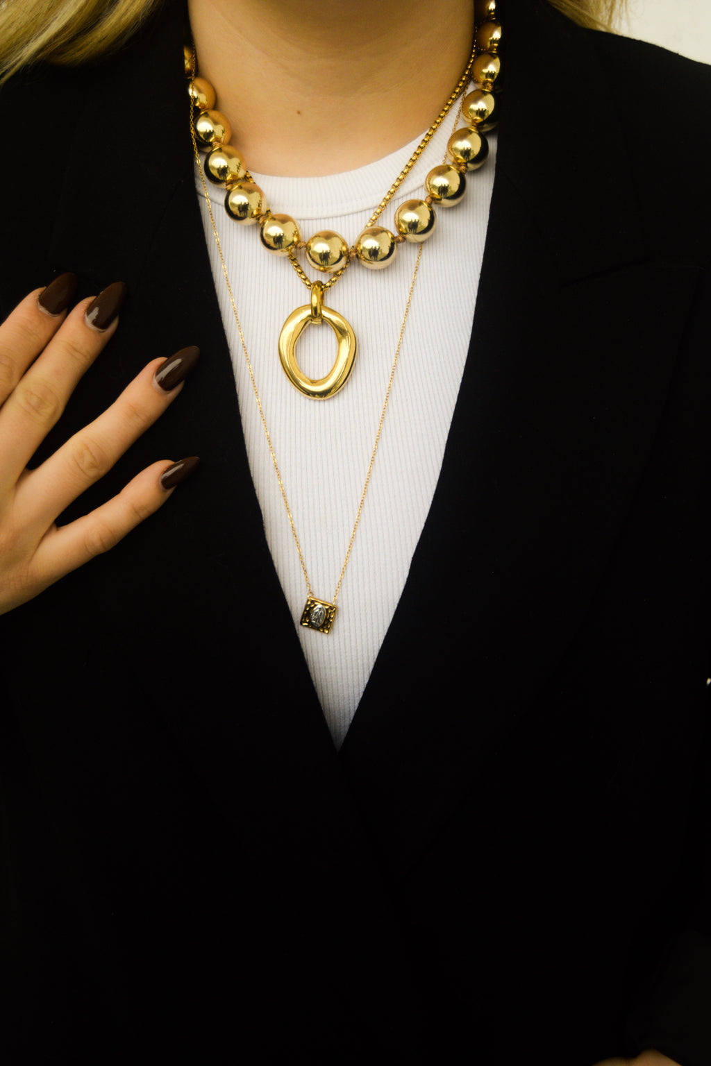 Colar dourado bolas grandes