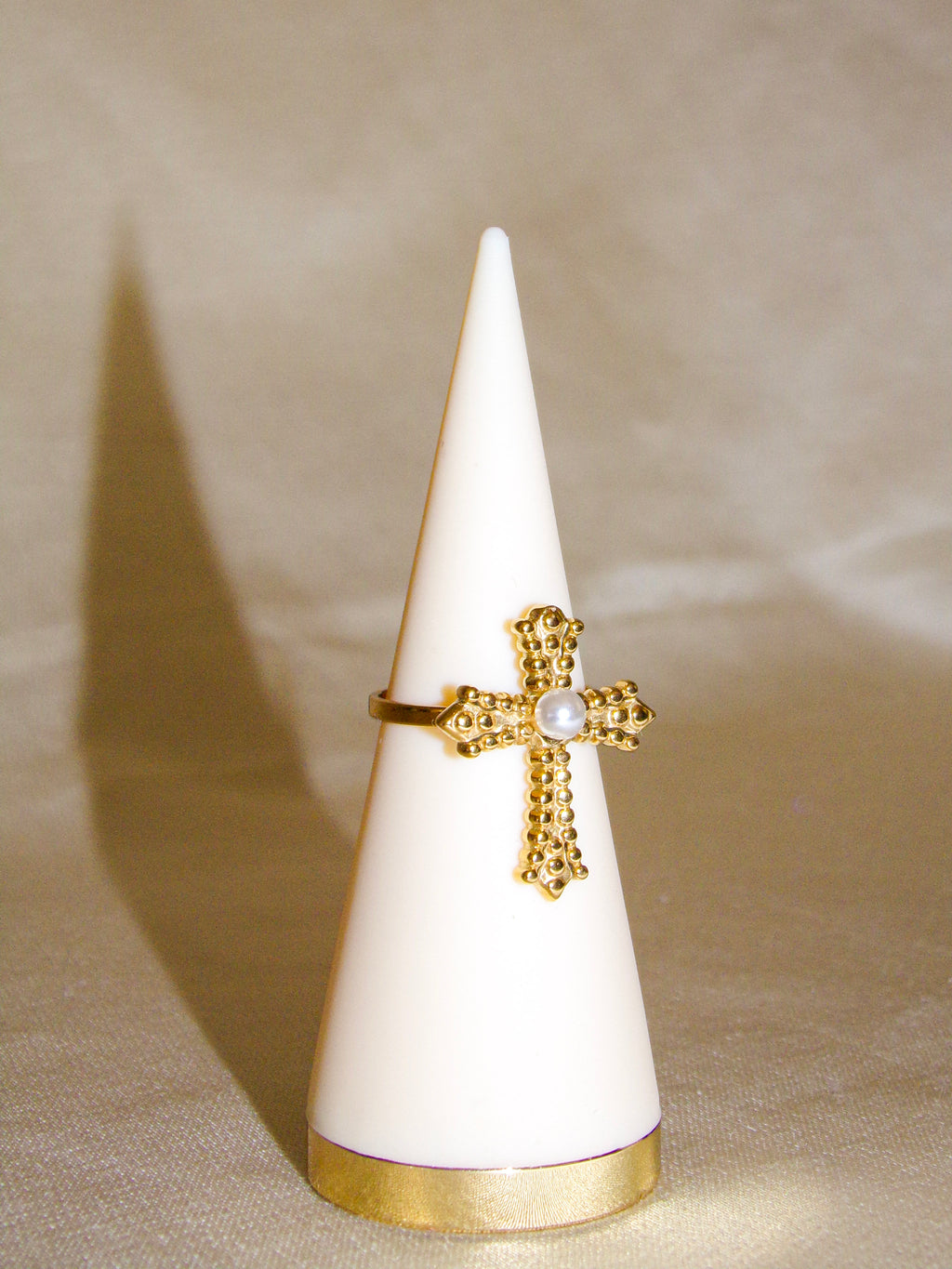 Anel dourado cruz brilhantes