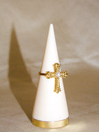 Anel dourado cruz brilhantes