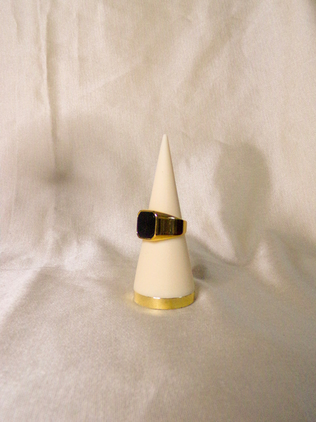 Anel dourado pedra quadrangular