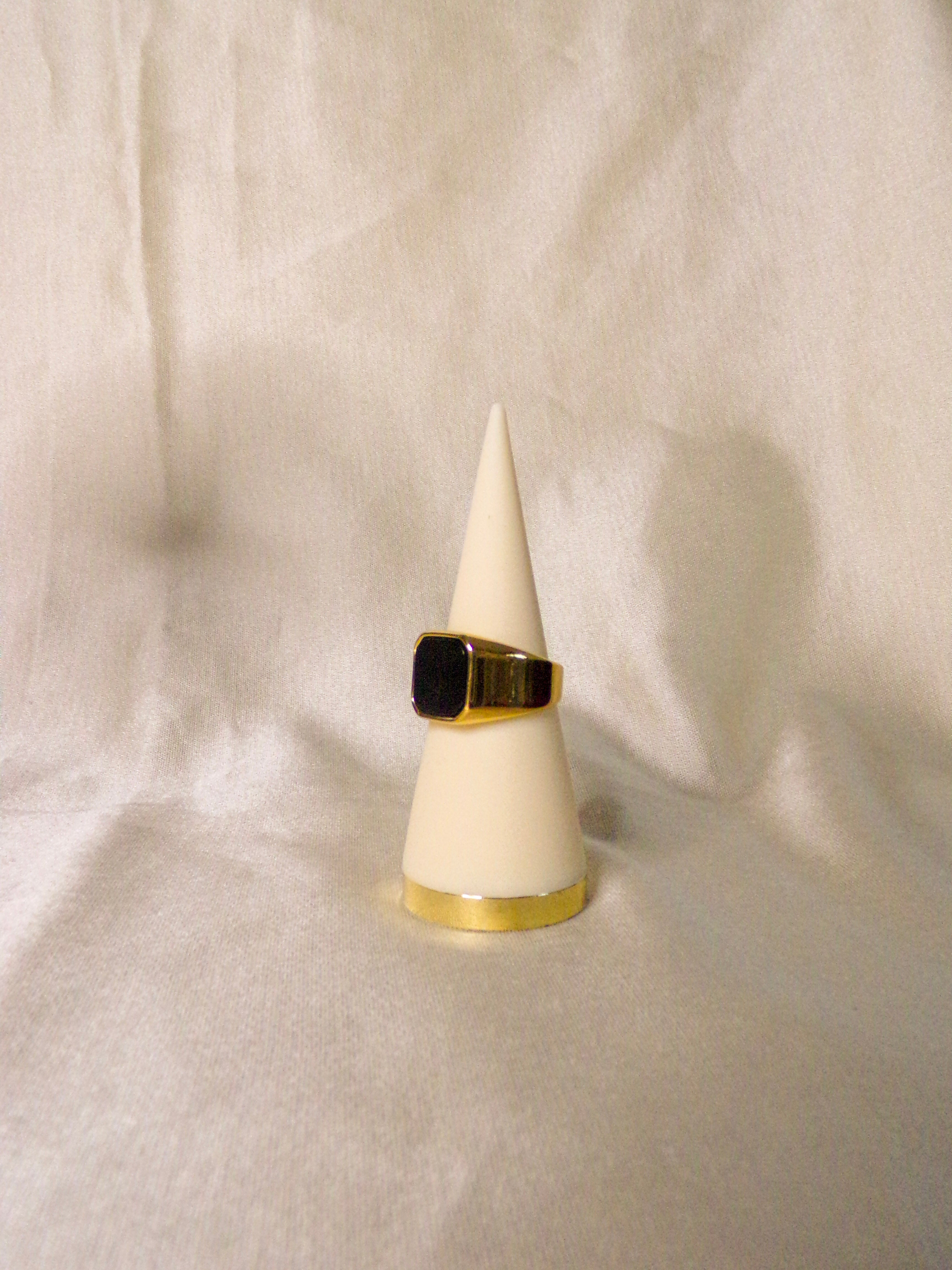 Anel dourado pedra quadrangular