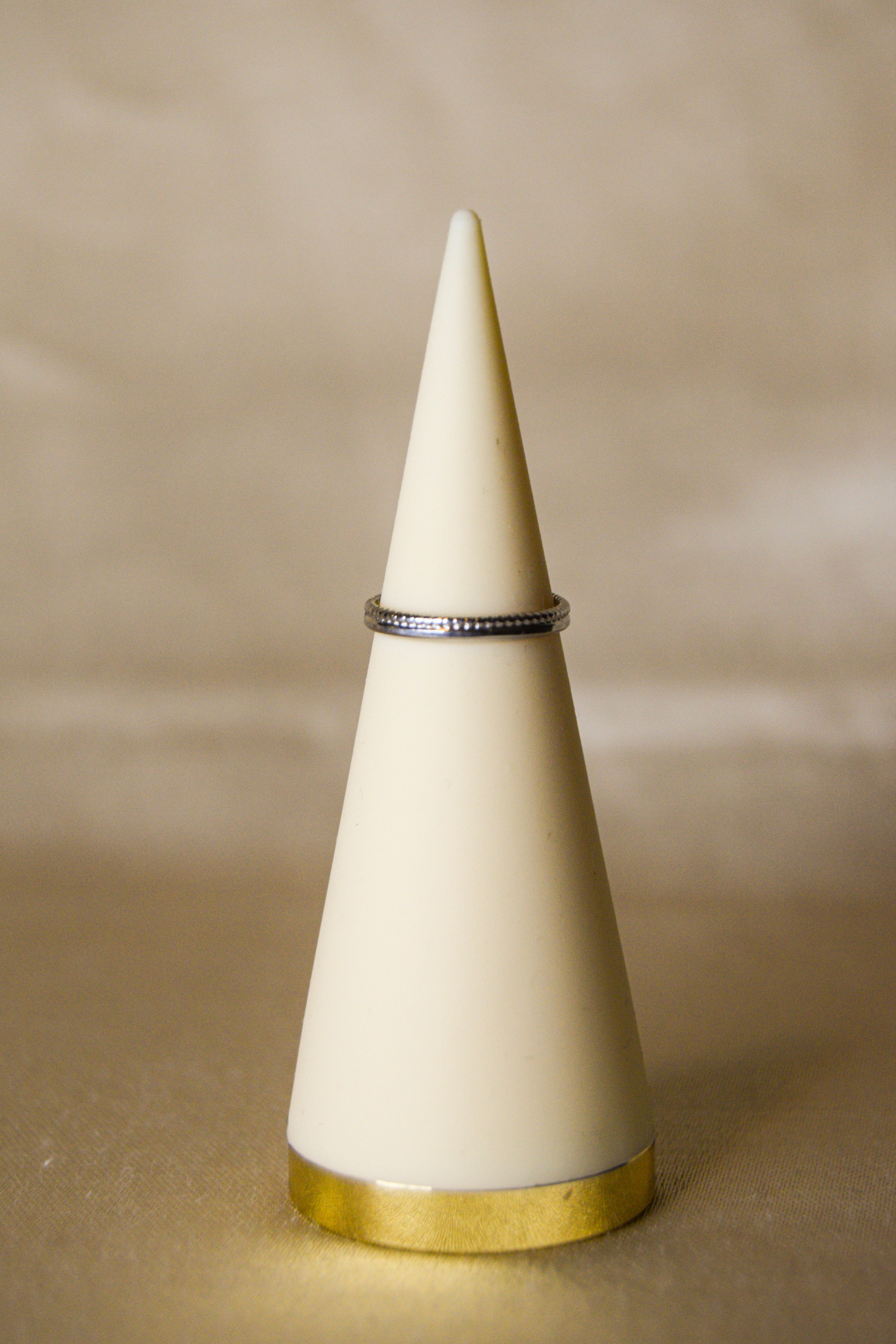 Anel prateado fino mindinho