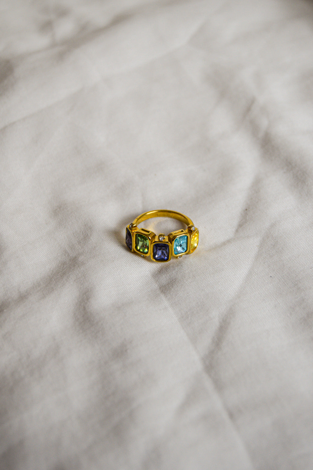 Anel dourado pedras coloridas