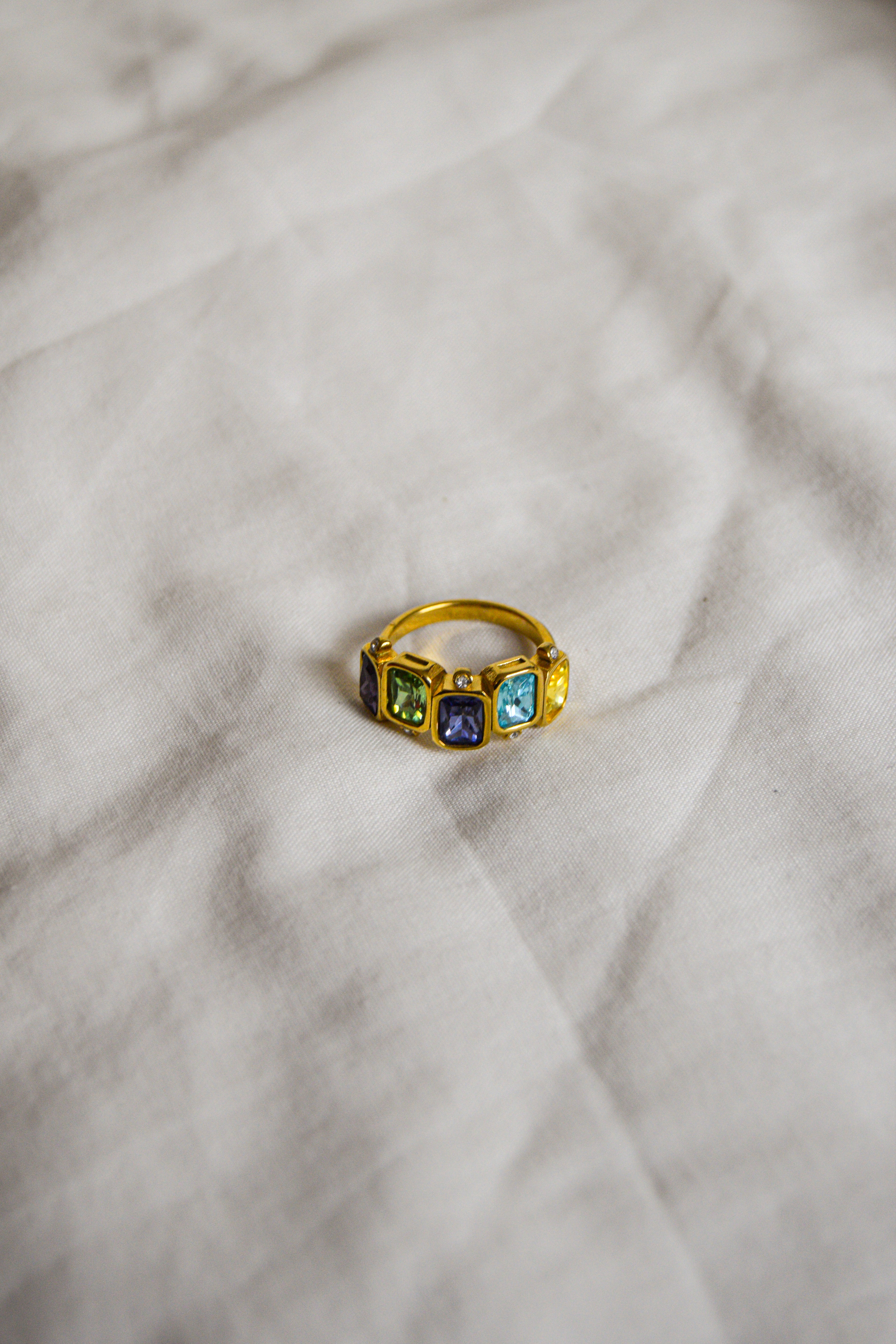 Anel dourado pedras coloridas