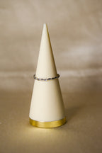 Anel prateado fino enlaçado