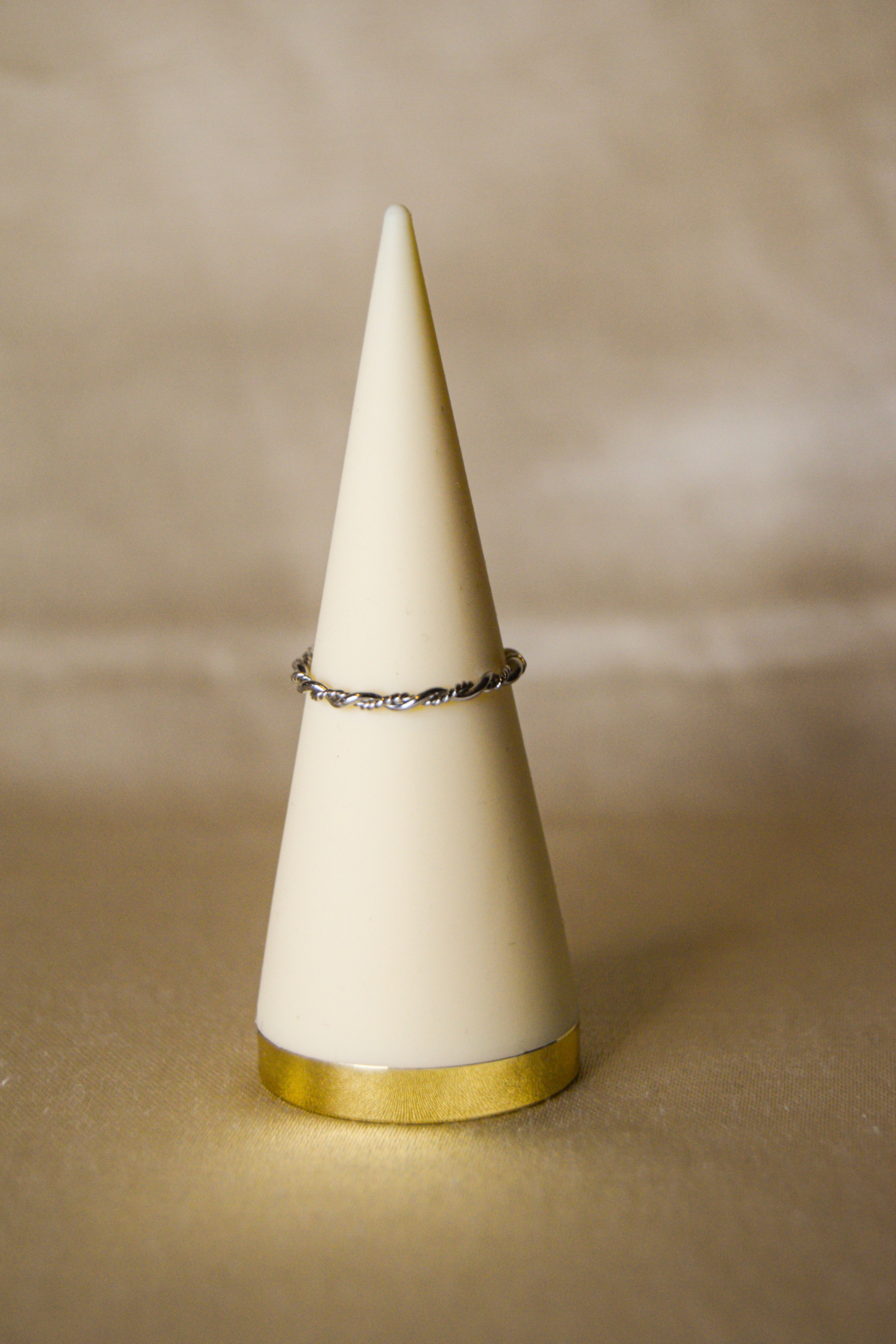 Anel prateado fino enlaçado