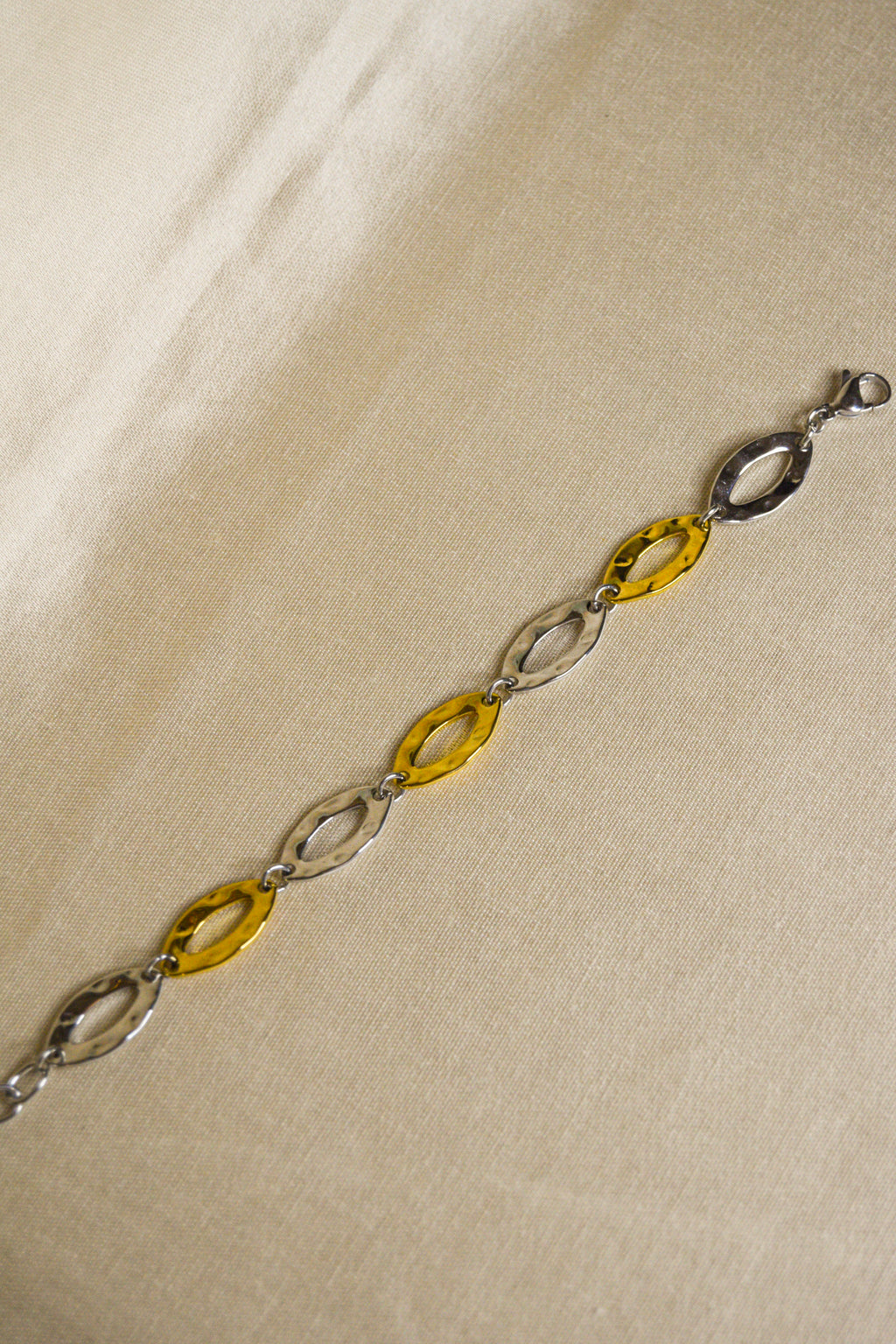 Pulseira dourada e prateada