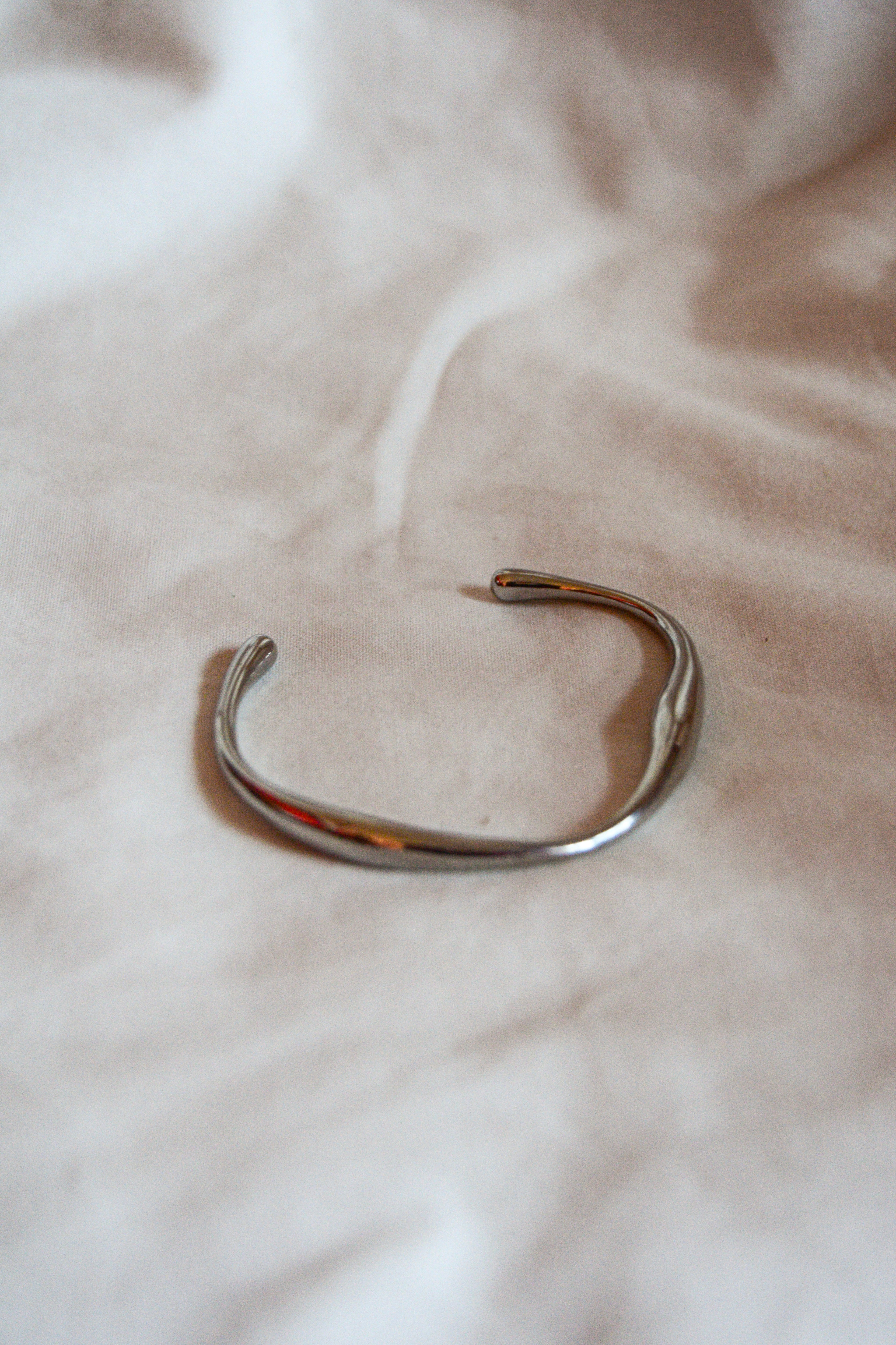 Pulseira prateada onda