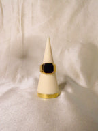 Anel dourado pedra quadrangular