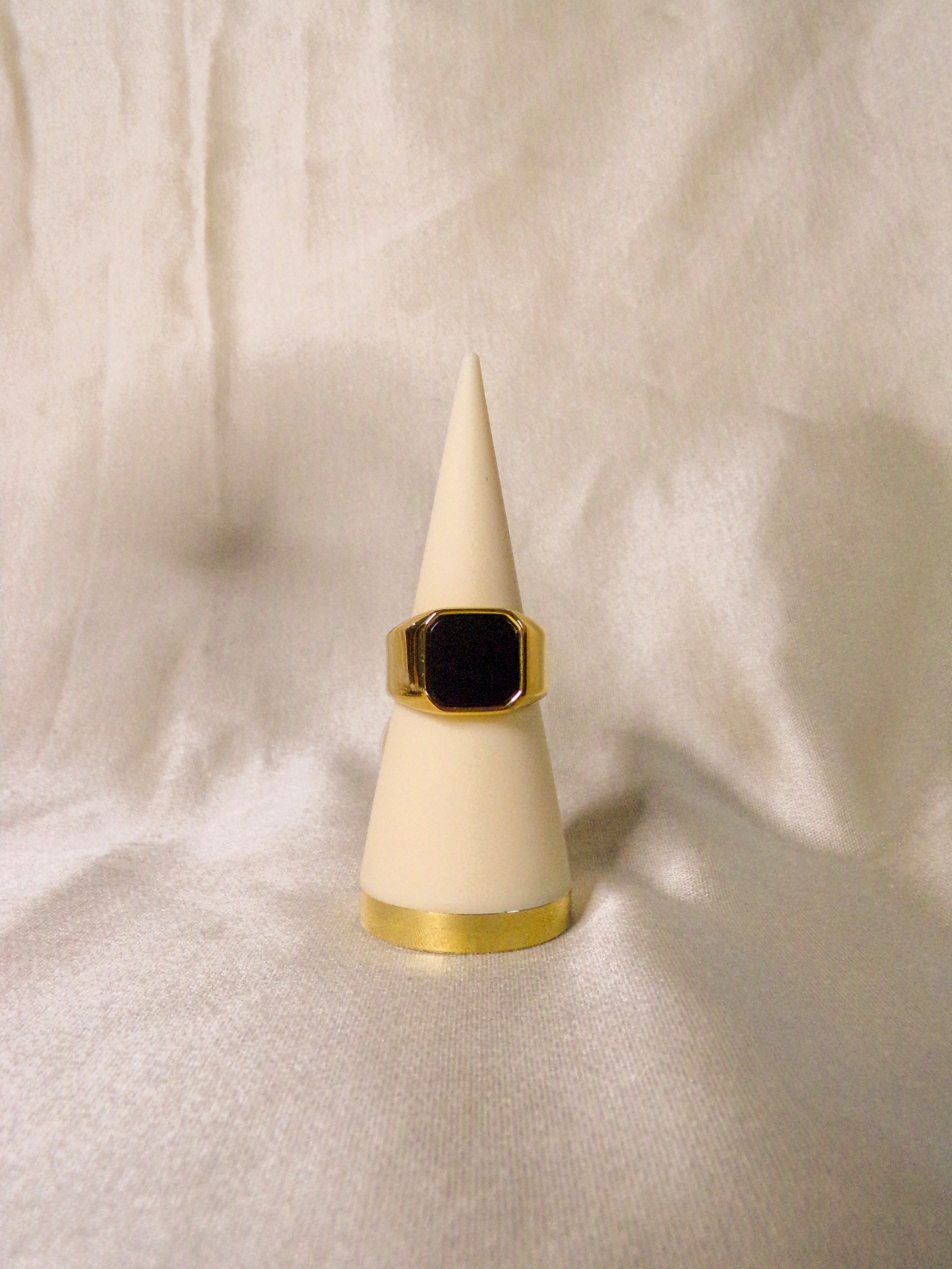 Anel dourado pedra quadrangular