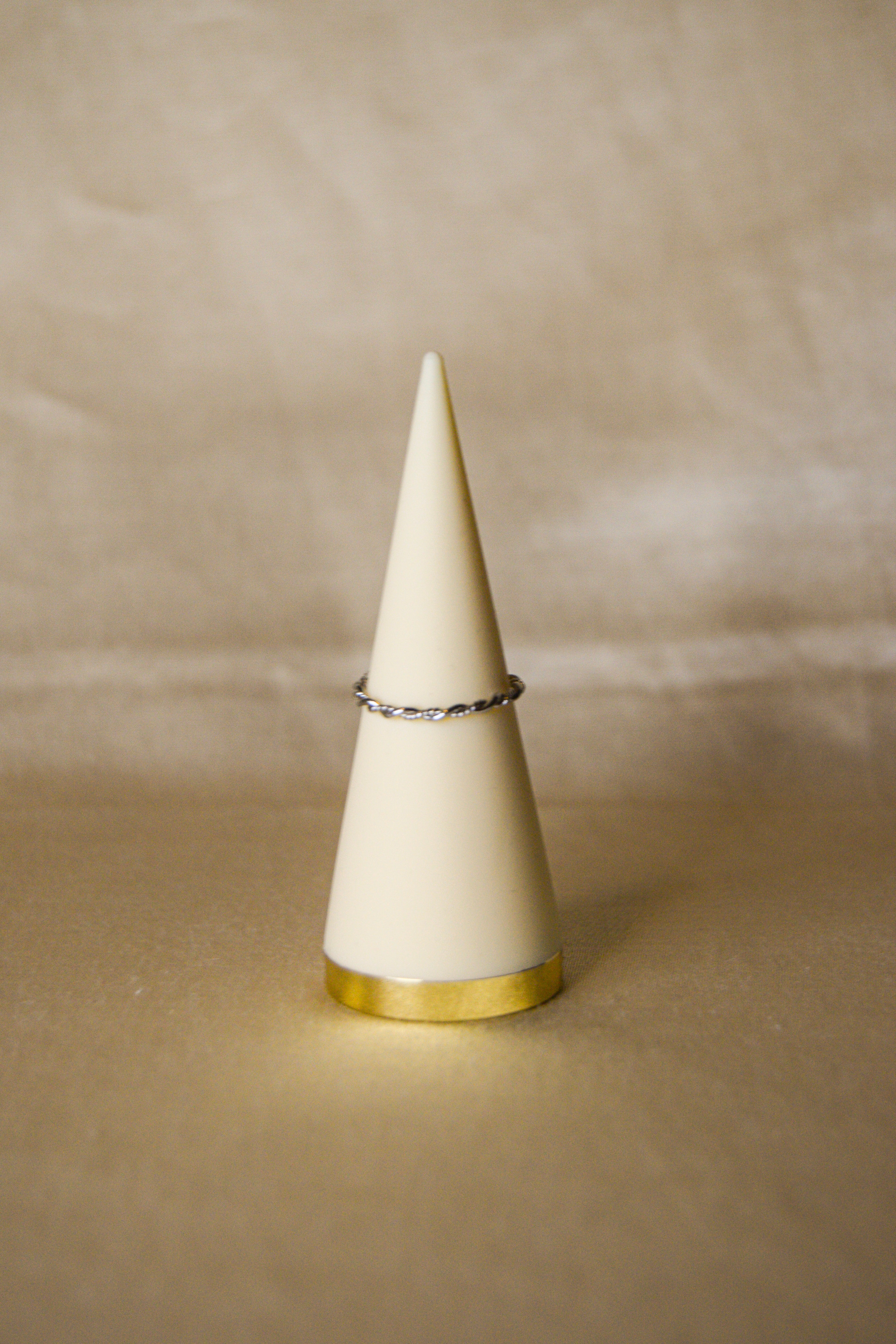 Anel prateado fino enlaçado