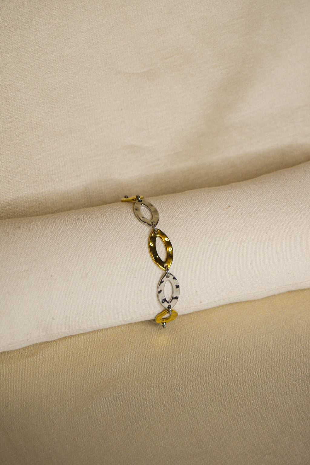 Pulseira dourada e prateada