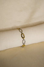 Pulseira dourada e prateada