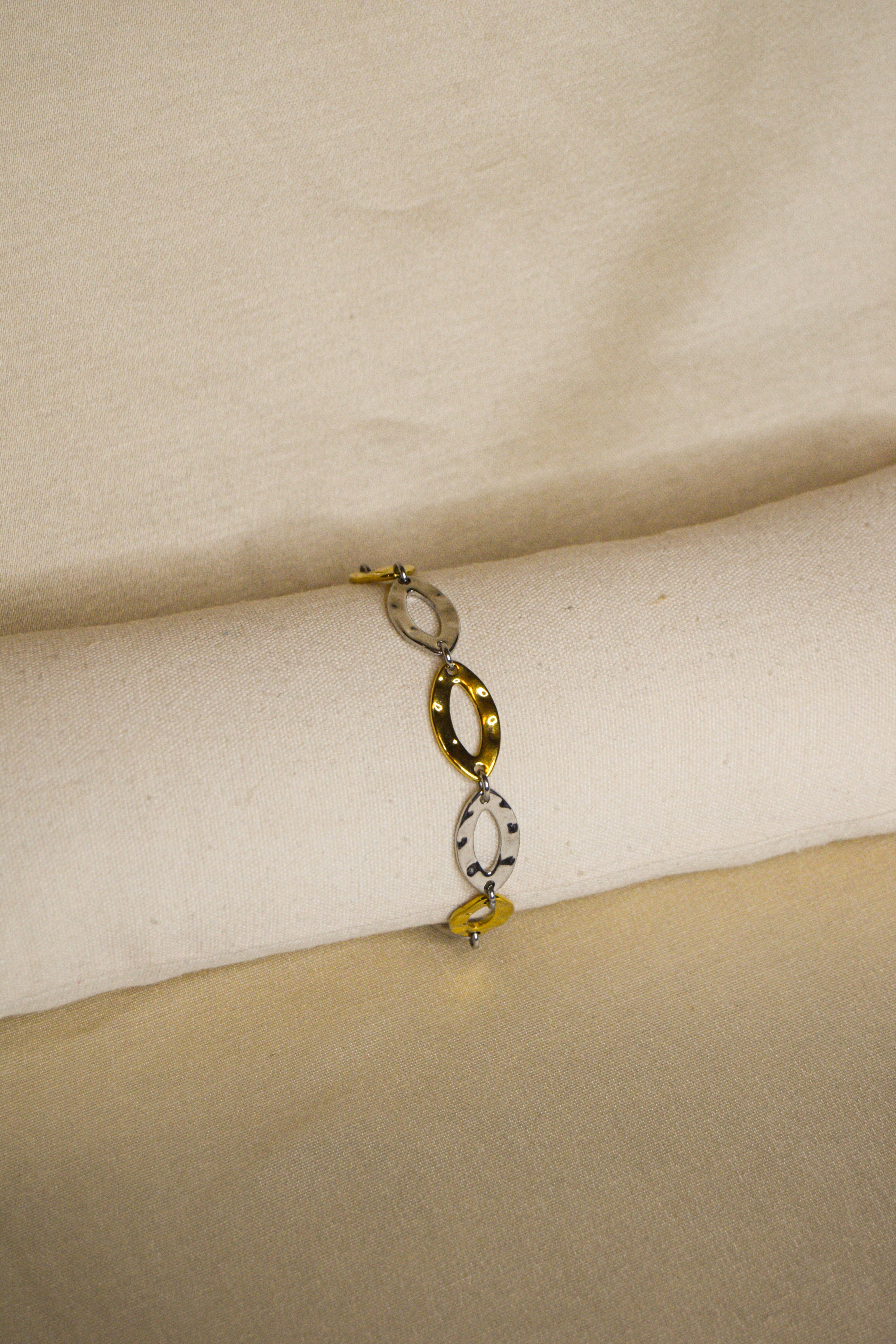 Pulseira dourada e prateada
