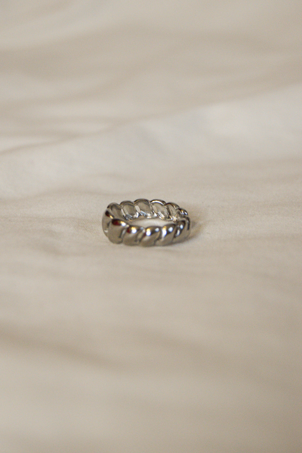 Anel prateado ondas