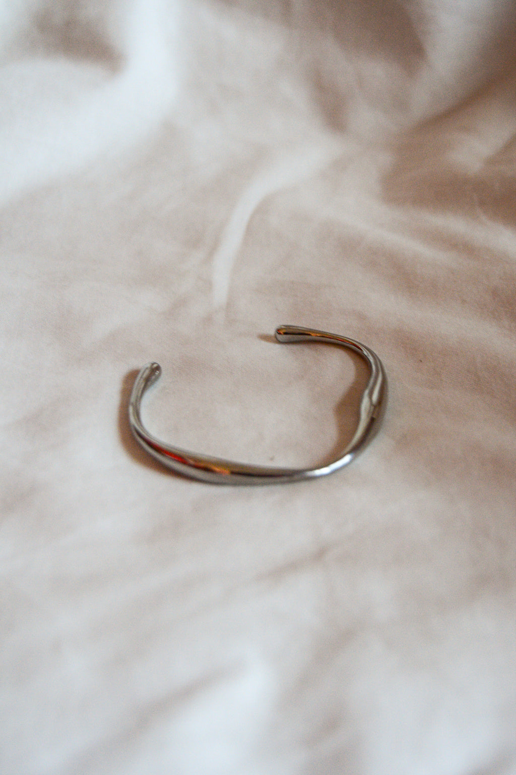 Pulseira prateada onda