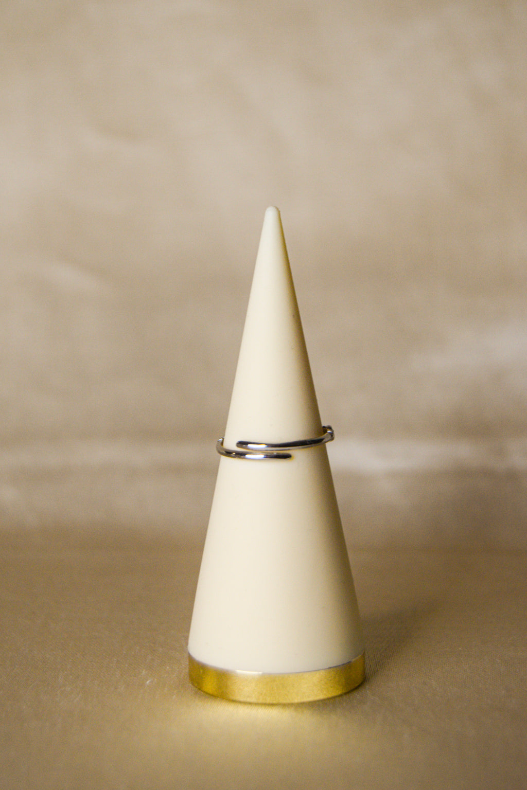 Anel prateado pedra brilhante