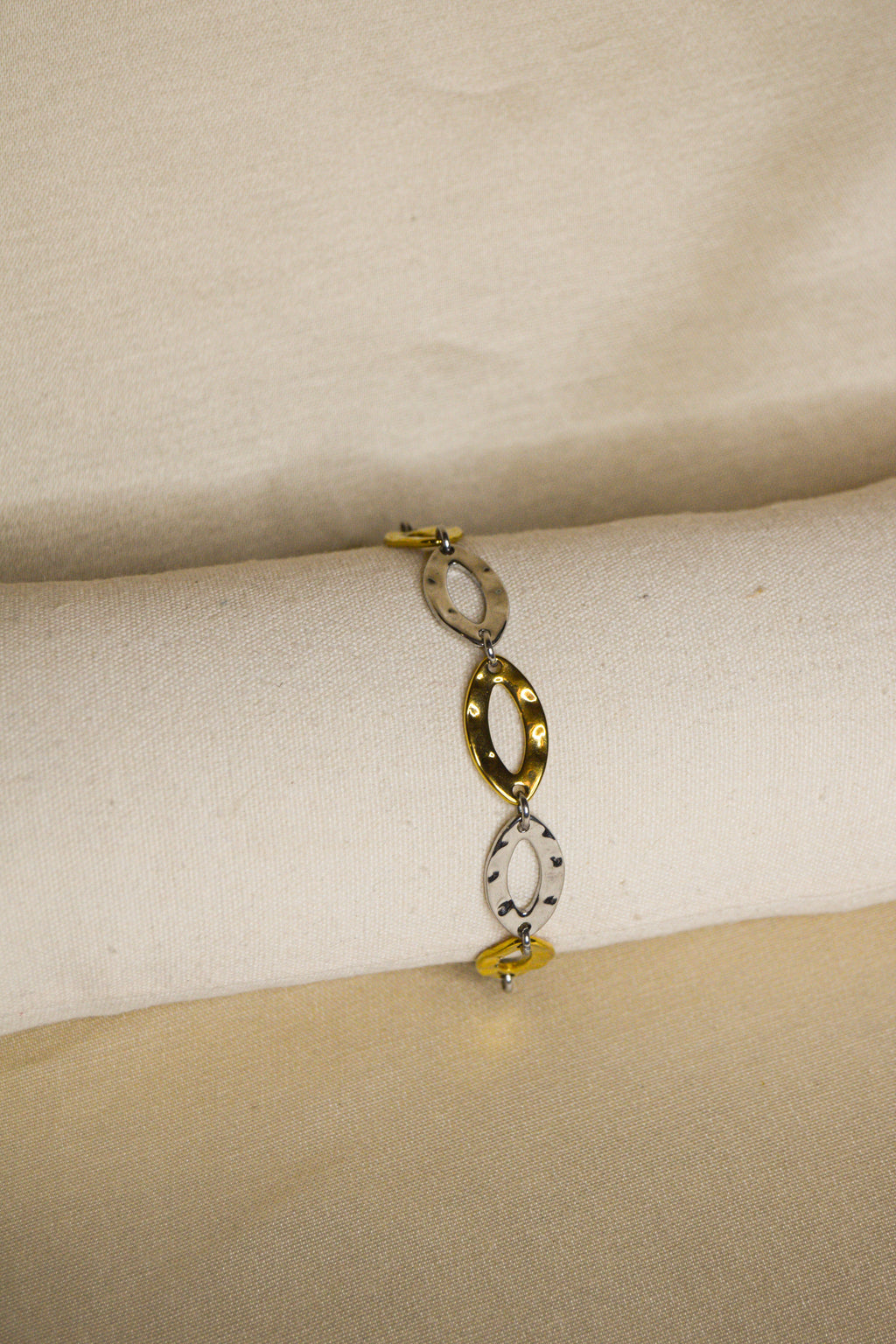 Pulseira dourada e prateada