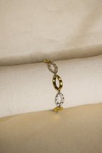 Pulseira dourada e prateada
