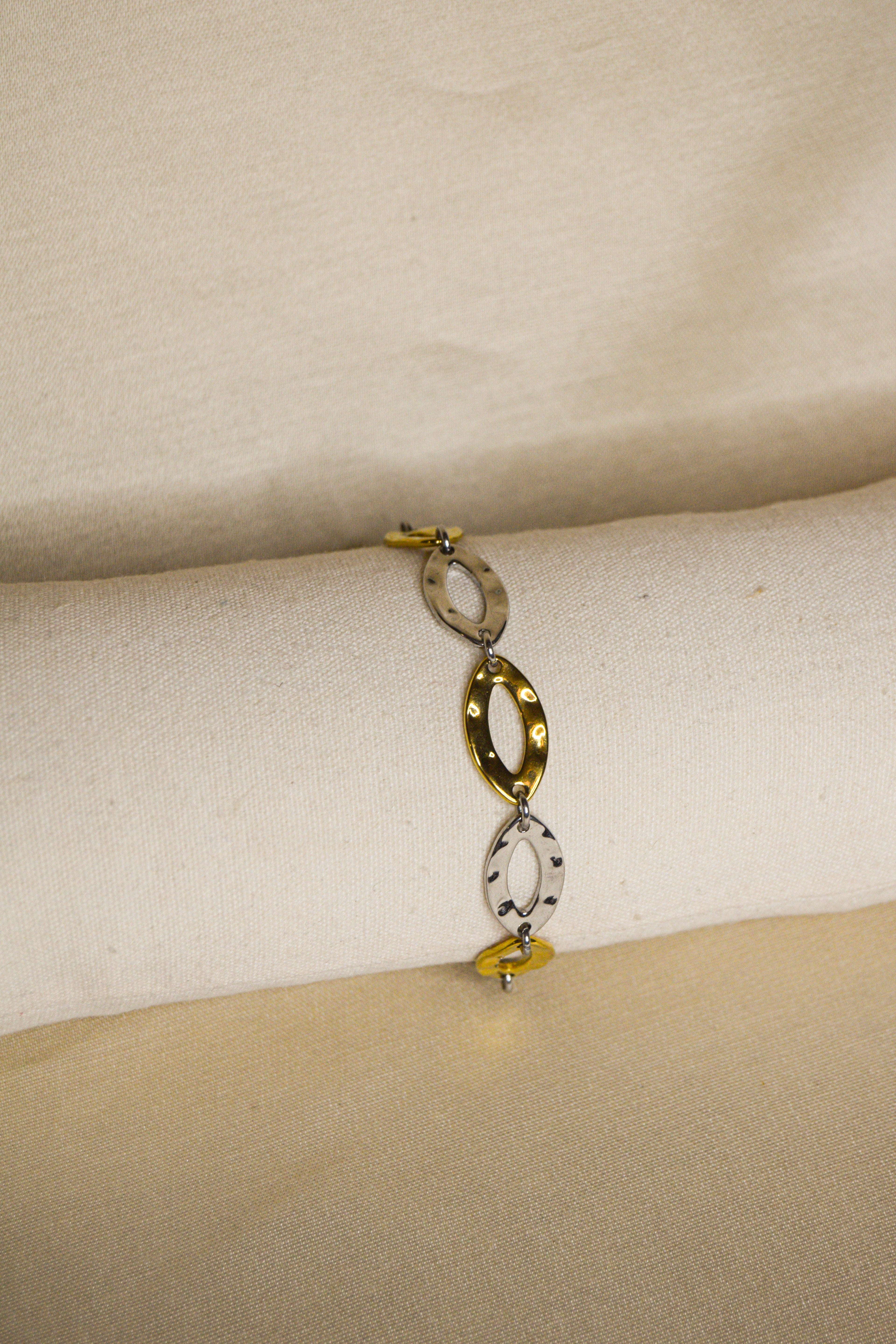 Pulseira dourada e prateada