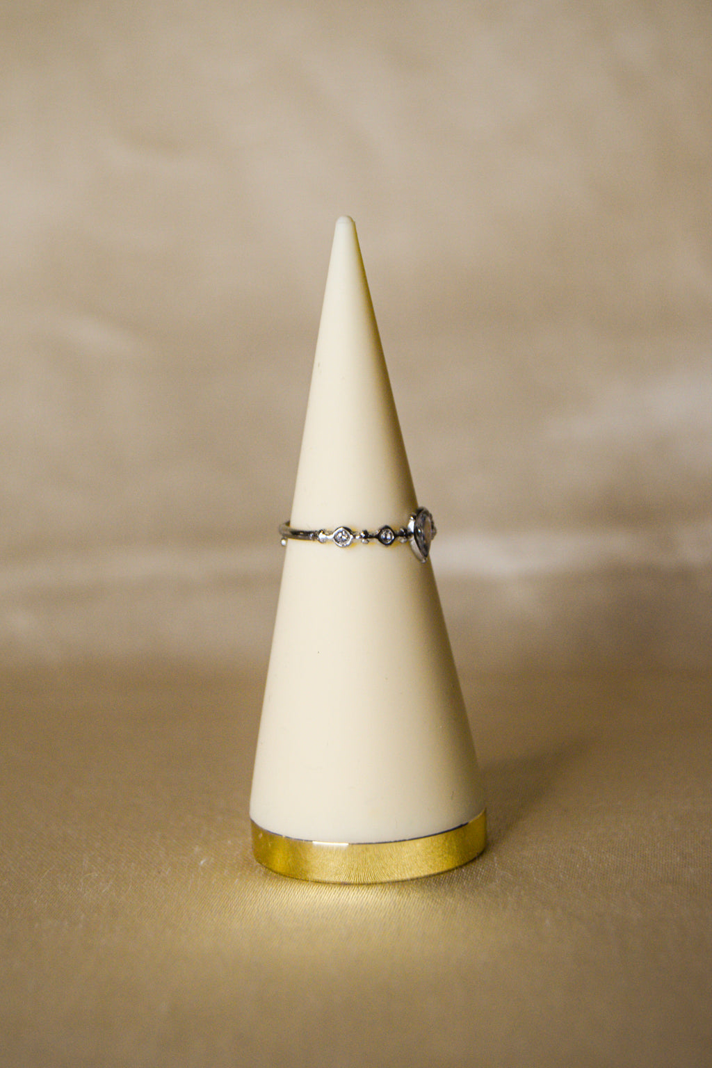 Anel prateado pedra brilhante