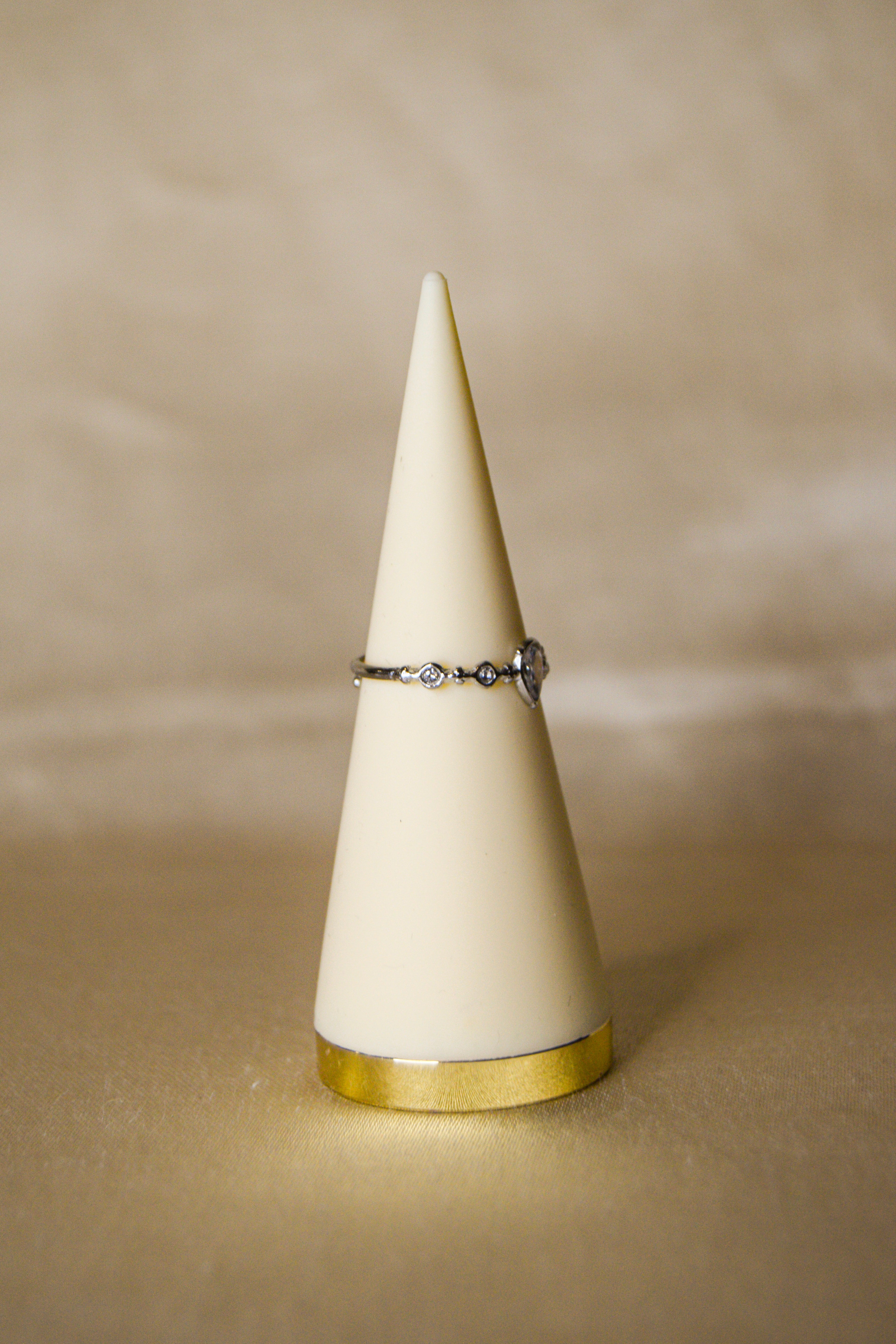 Anel prateado pedra brilhante