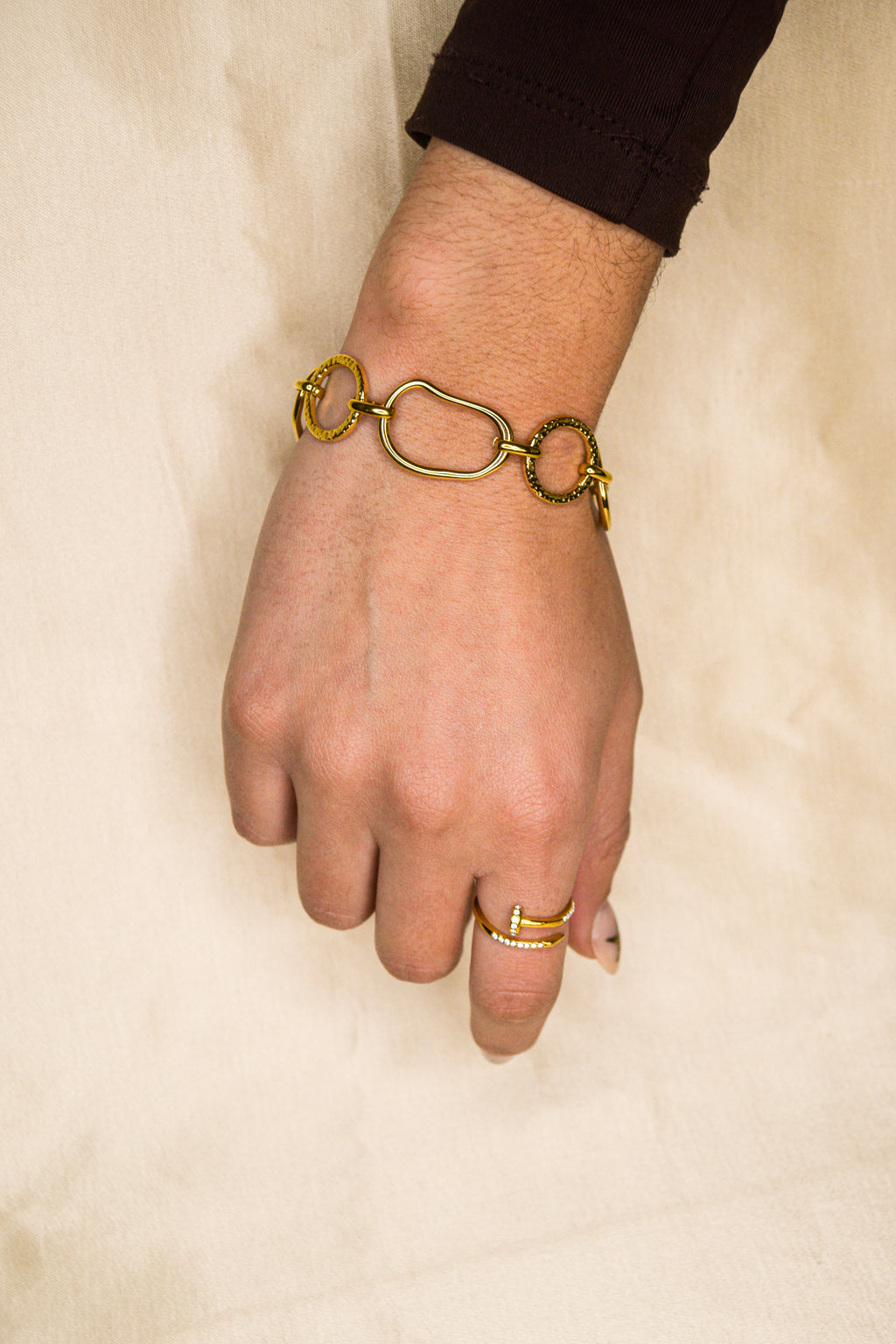 Pulseira dourada argolas