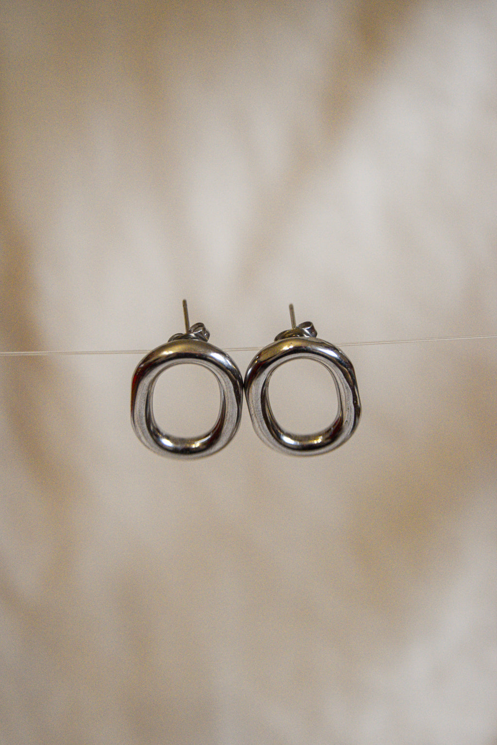 Brincos prateados ovais