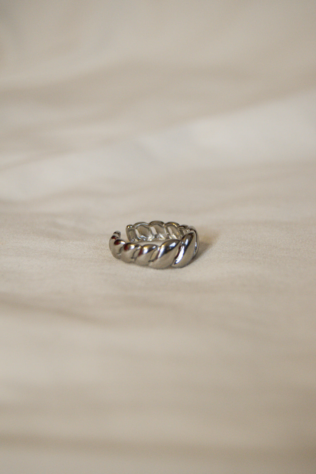 Anel prateado ondas