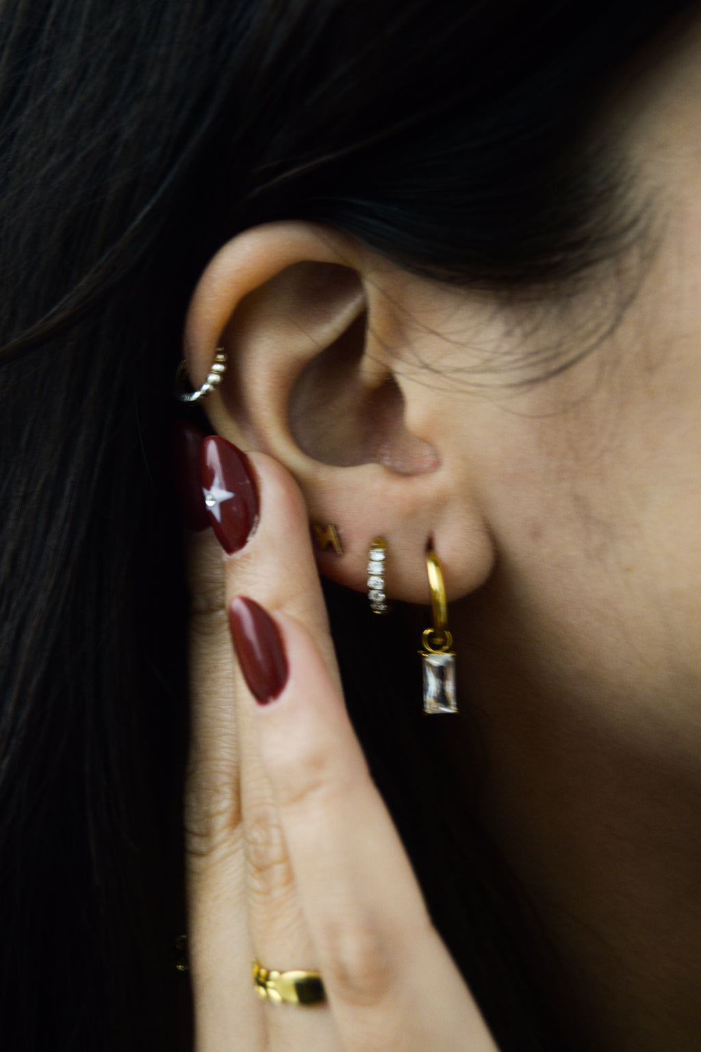 Argolas douradas pedra brilhante