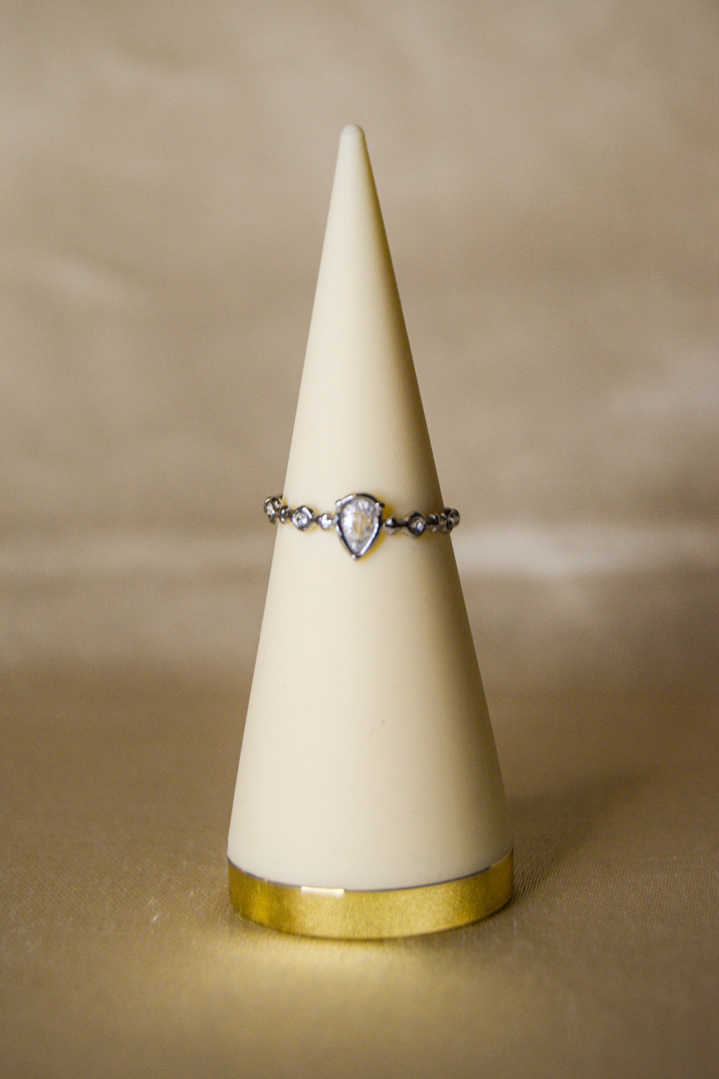 Anel prateado pedra brilhante