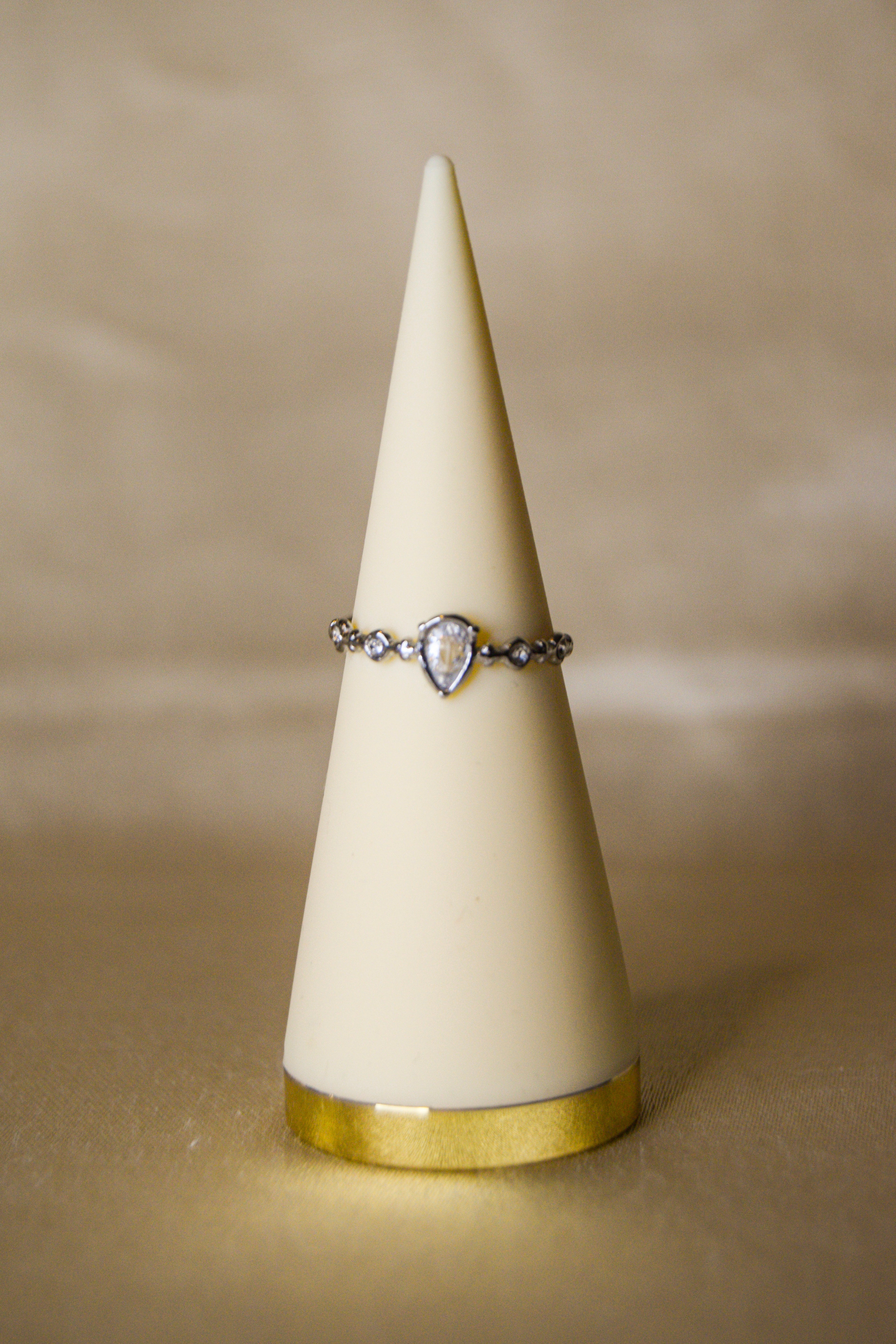 Anel prateado pedra brilhante