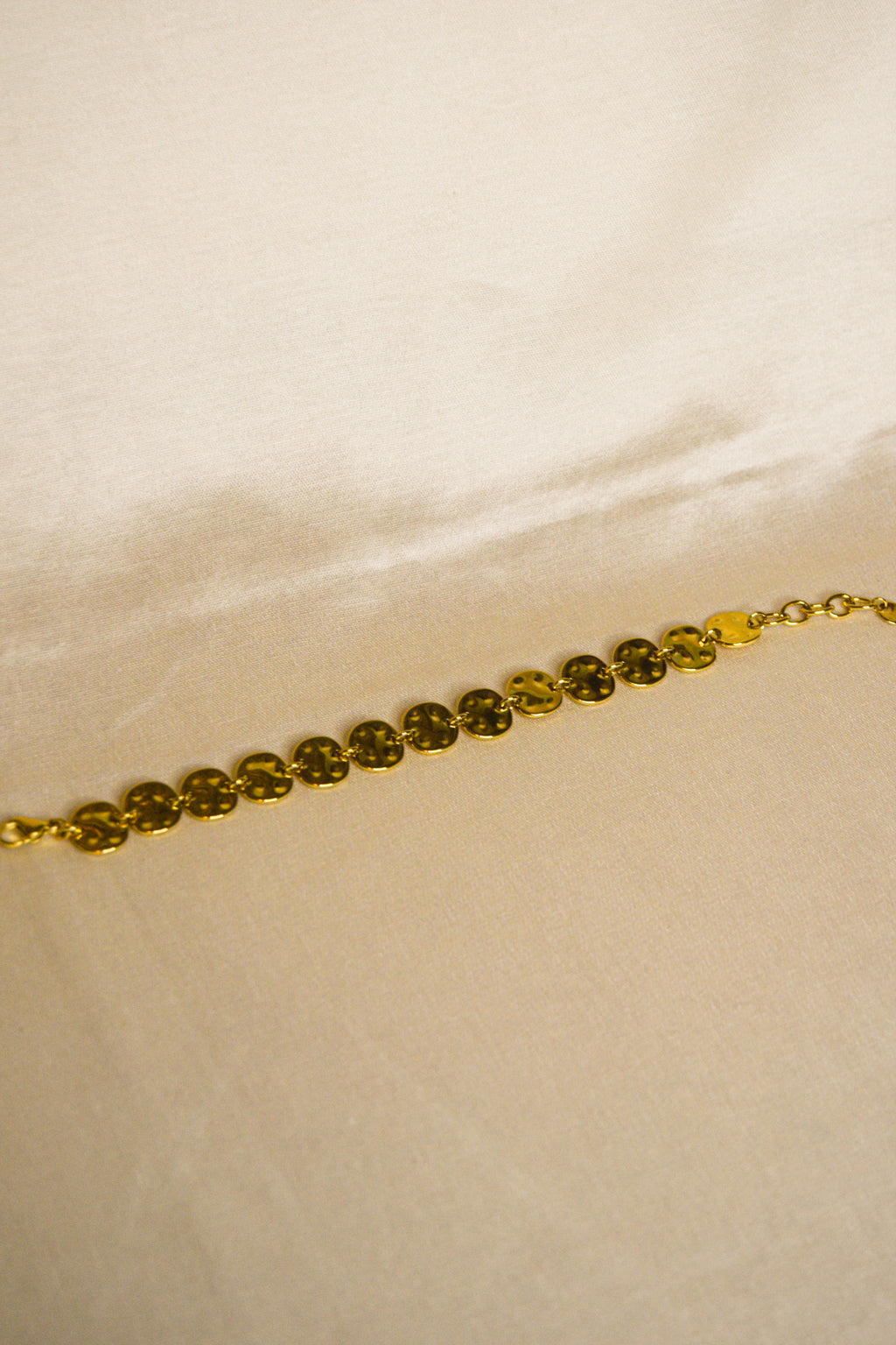 Pulseira dourada tachas