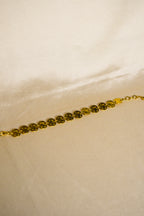 Pulseira dourada tachas