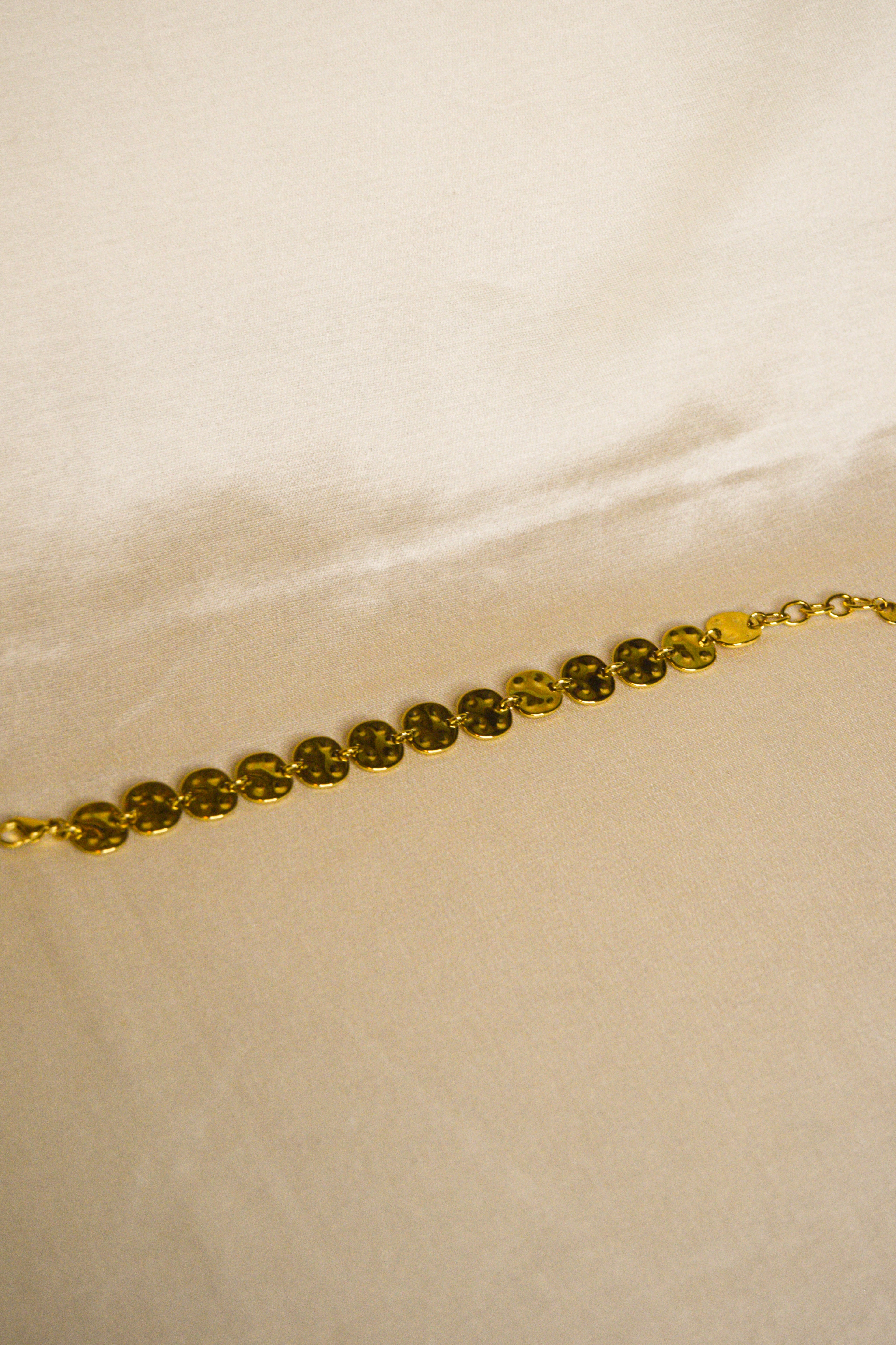 Pulseira dourada tachas