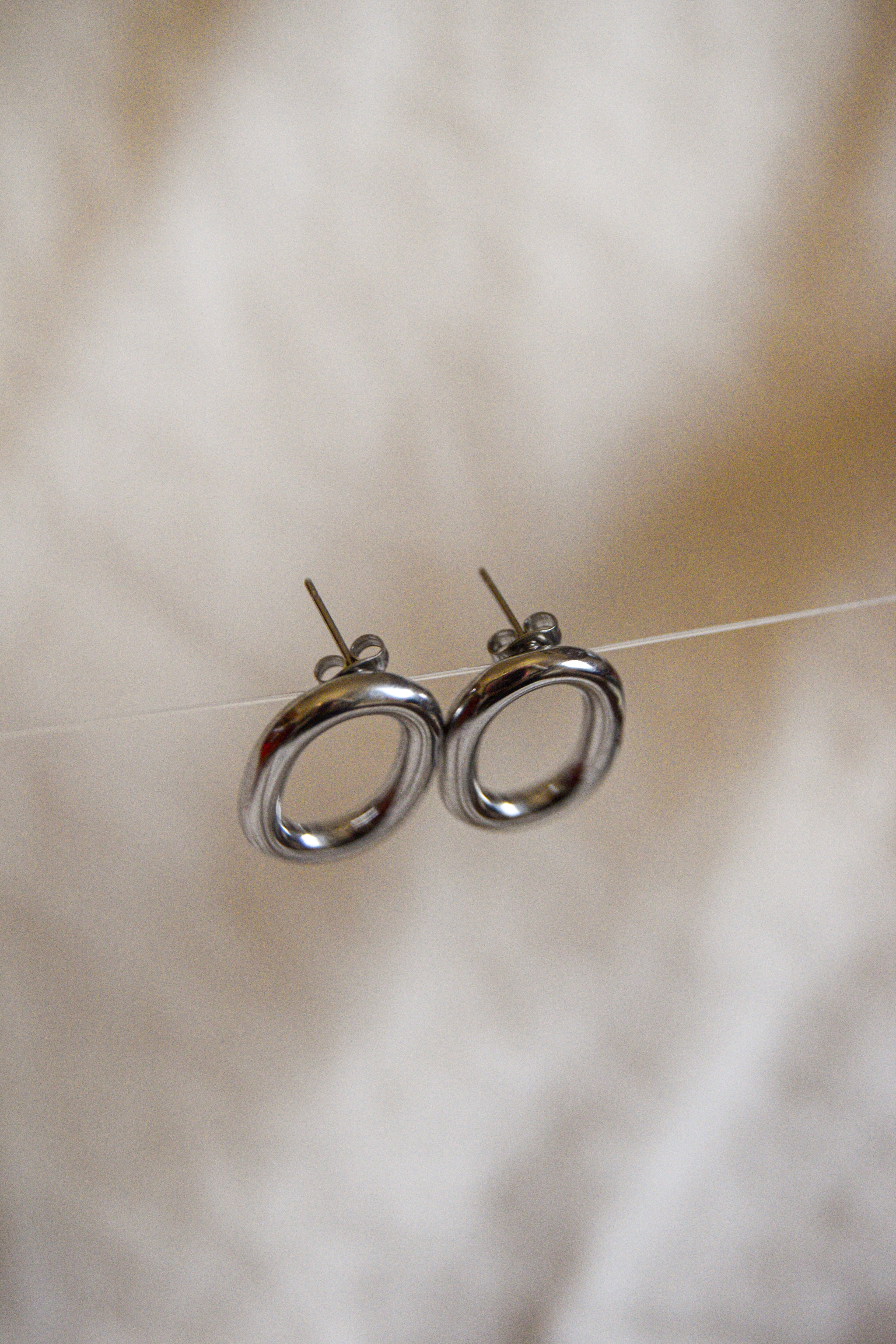 Brincos prateados ovais