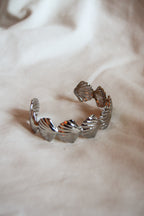 Pulseira prateada conchas