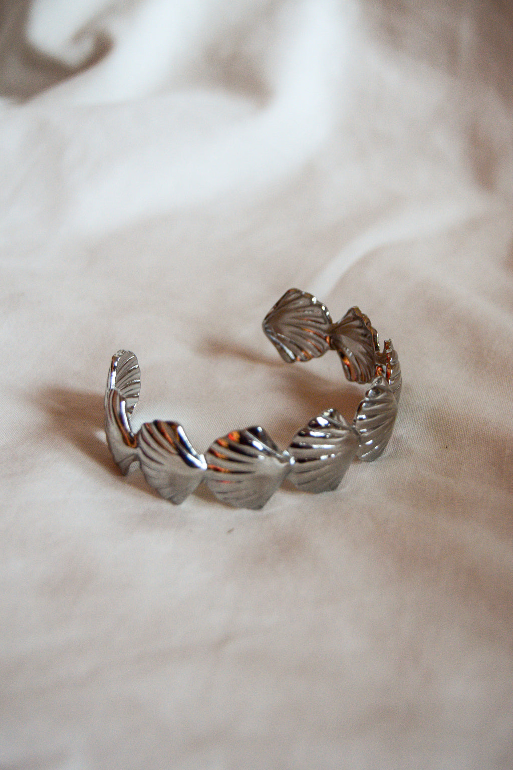 Pulseira prateada conchas