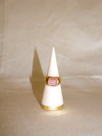 Anel dourado pedra rosa