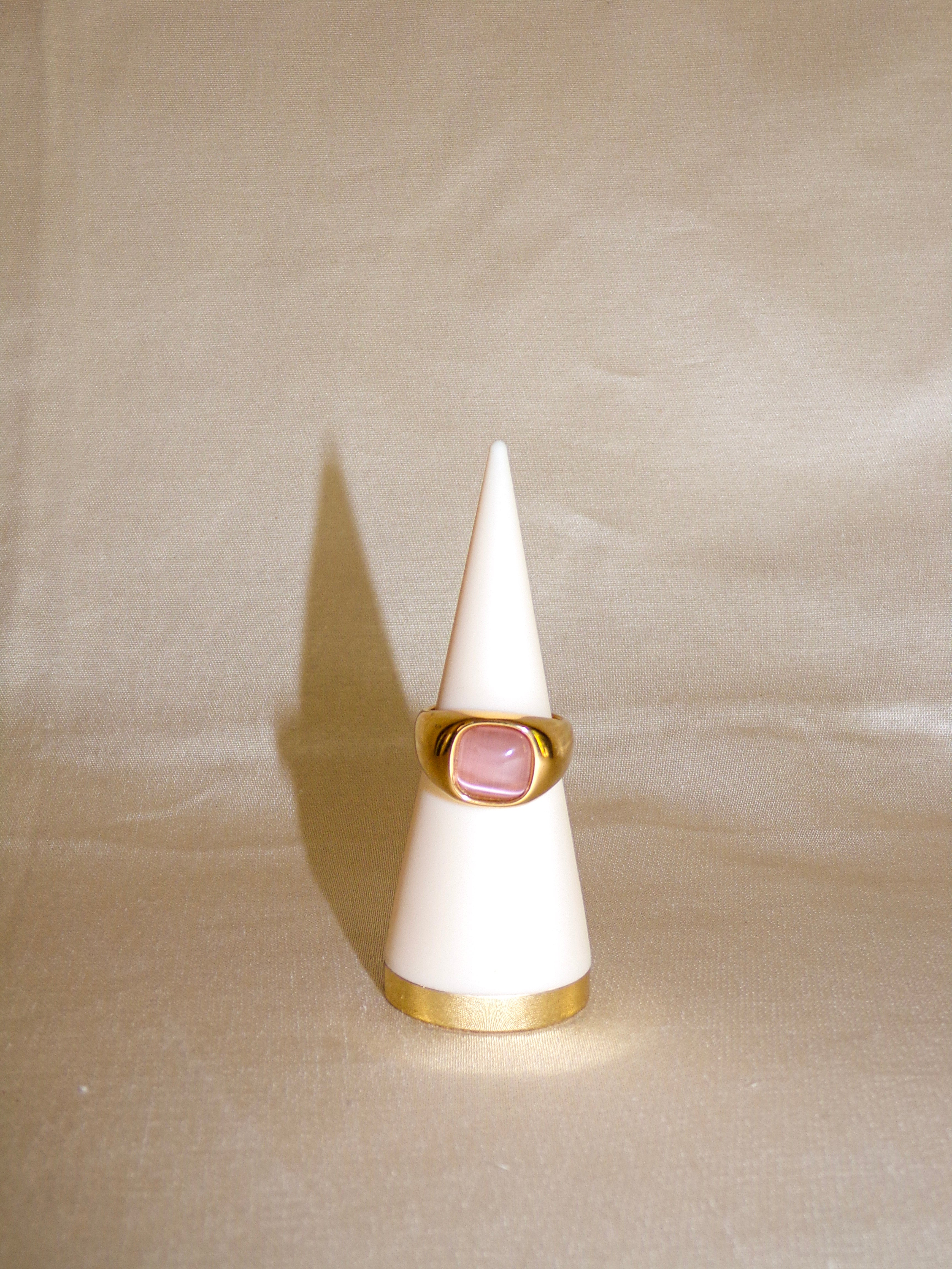 Anel dourado pedra rosa