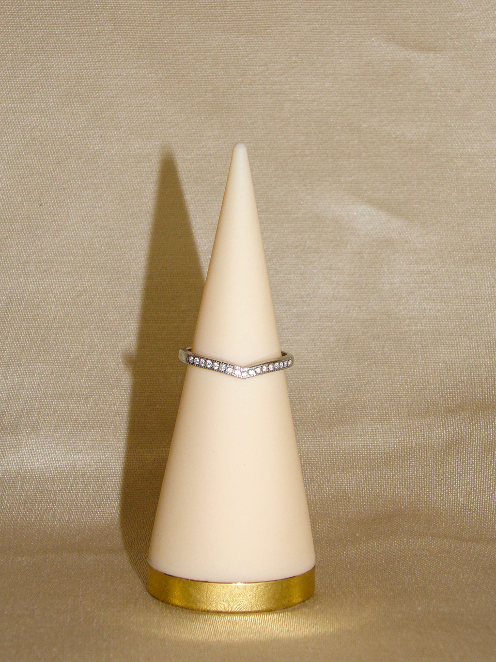 Anel prateado com brilhantes