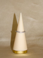 Anel prateado com brilhantes