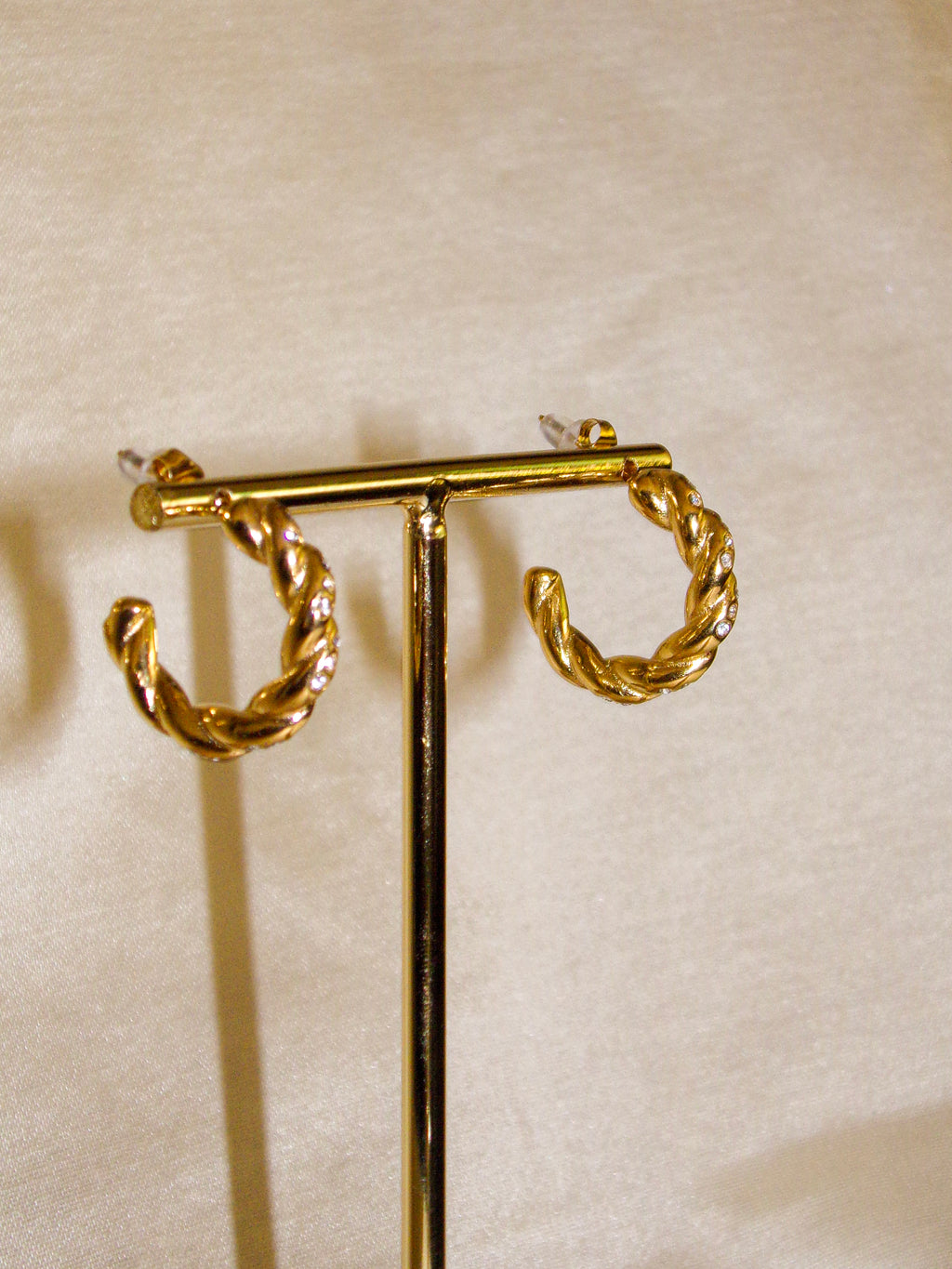 Argolas douradas com brilhantes