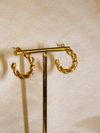 Argolas douradas com brilhantes