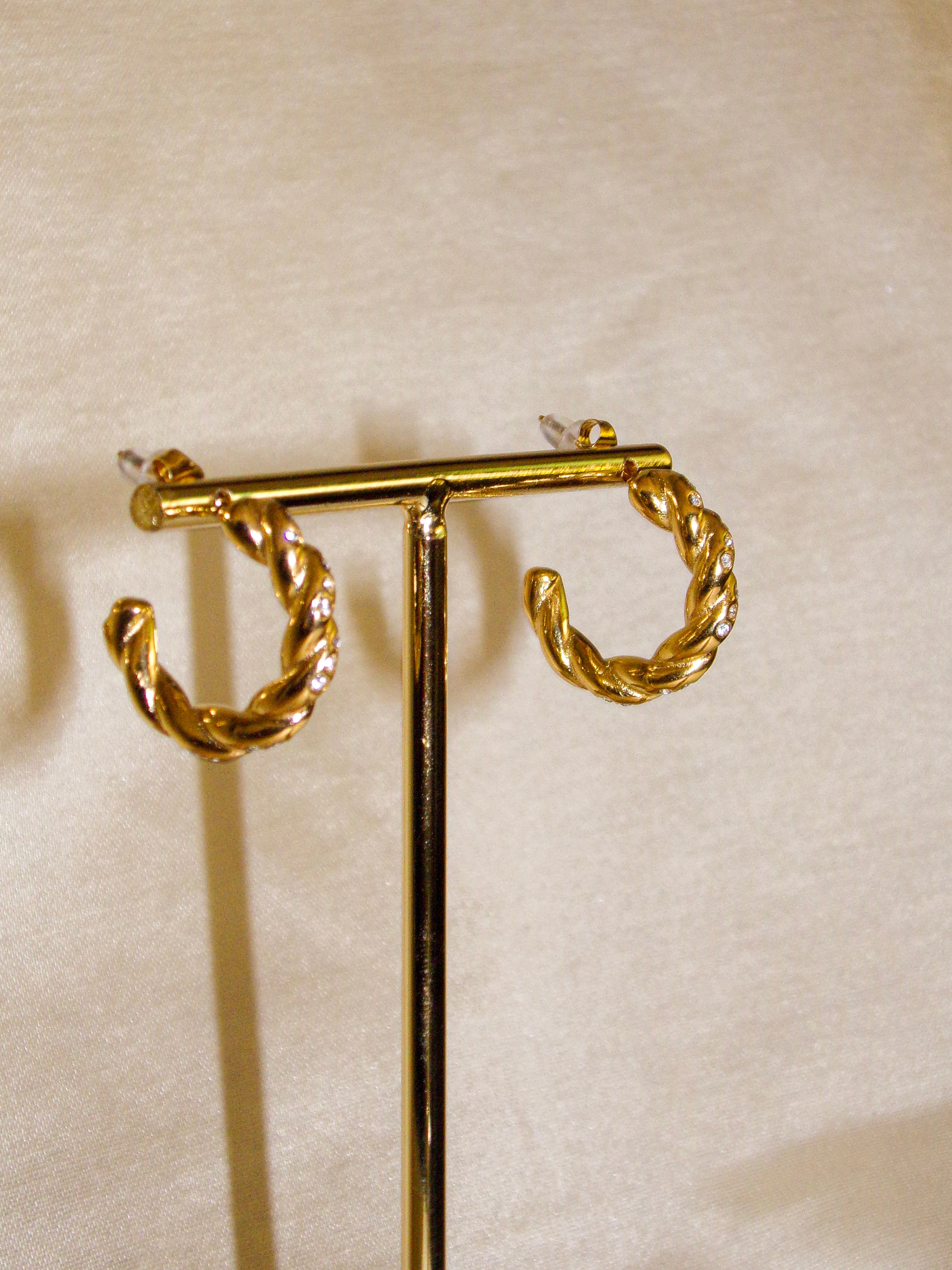 Argolas douradas com brilhantes