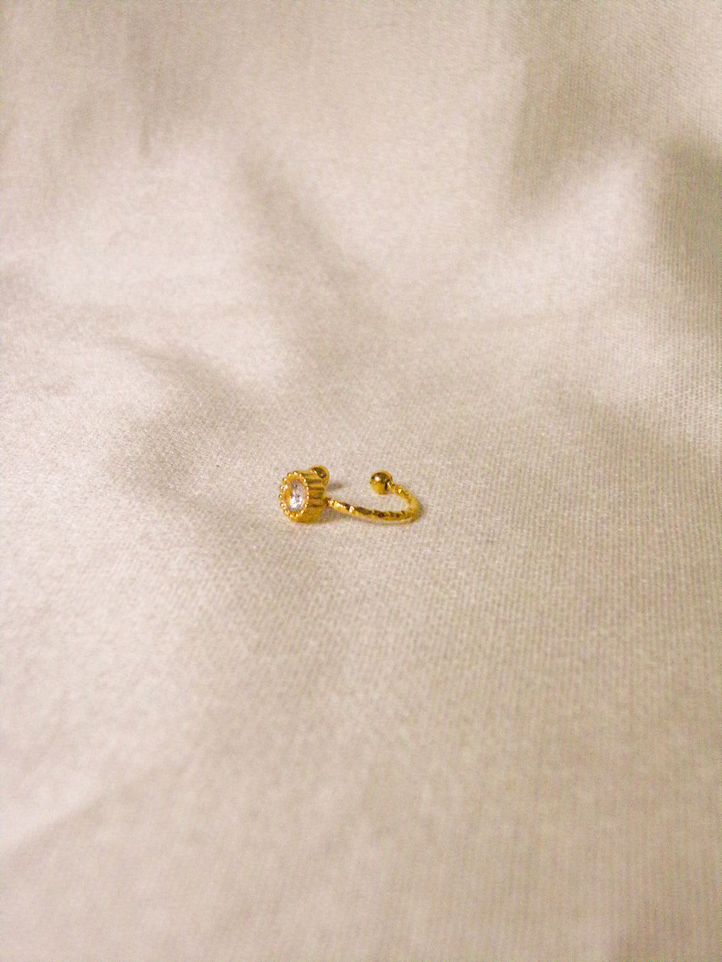Earcuff dourado com pedra brilhante
