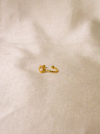 Earcuff dourado com pedra brilhante