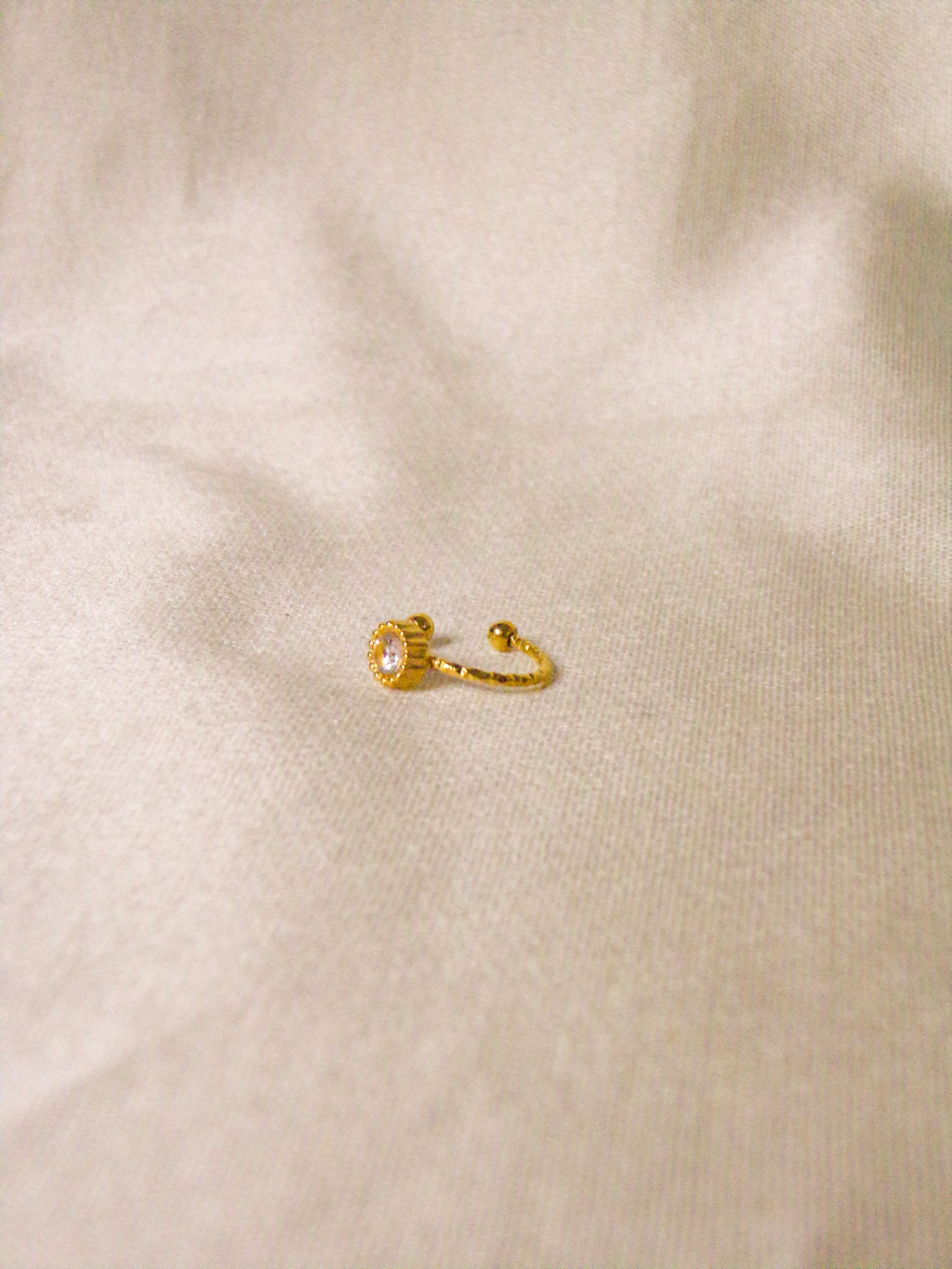 Earcuff dourado com pedra brilhante